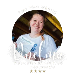 Huoneistomajoitus unelman logo, jossa omistaja Piia Mäkilä kuvassa.
