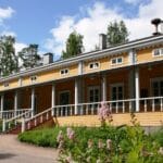 Iso-Pappilan päärakennus on entisöity kauniisti ja se on jatkuvassa käytössä.