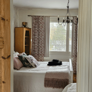 Ruusuhuoneen tunnelmakuva Huoneistomajoitus Unelma Mäntyharju